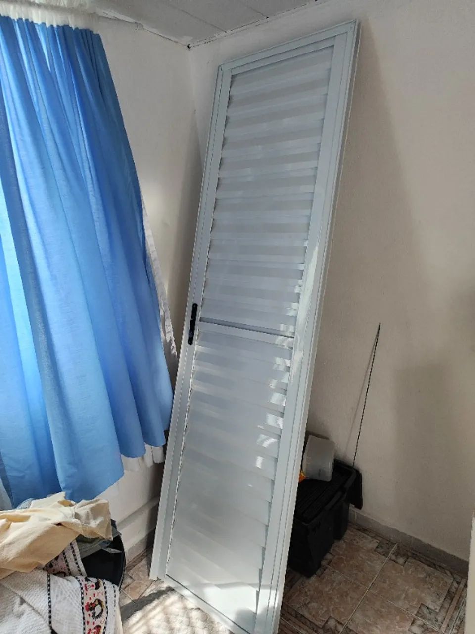 Porta Veneziana de Giro 1 Folha Alumínio Pintado Branco 2,10x0,60m Lado Direito Linha Slim - Foto 4