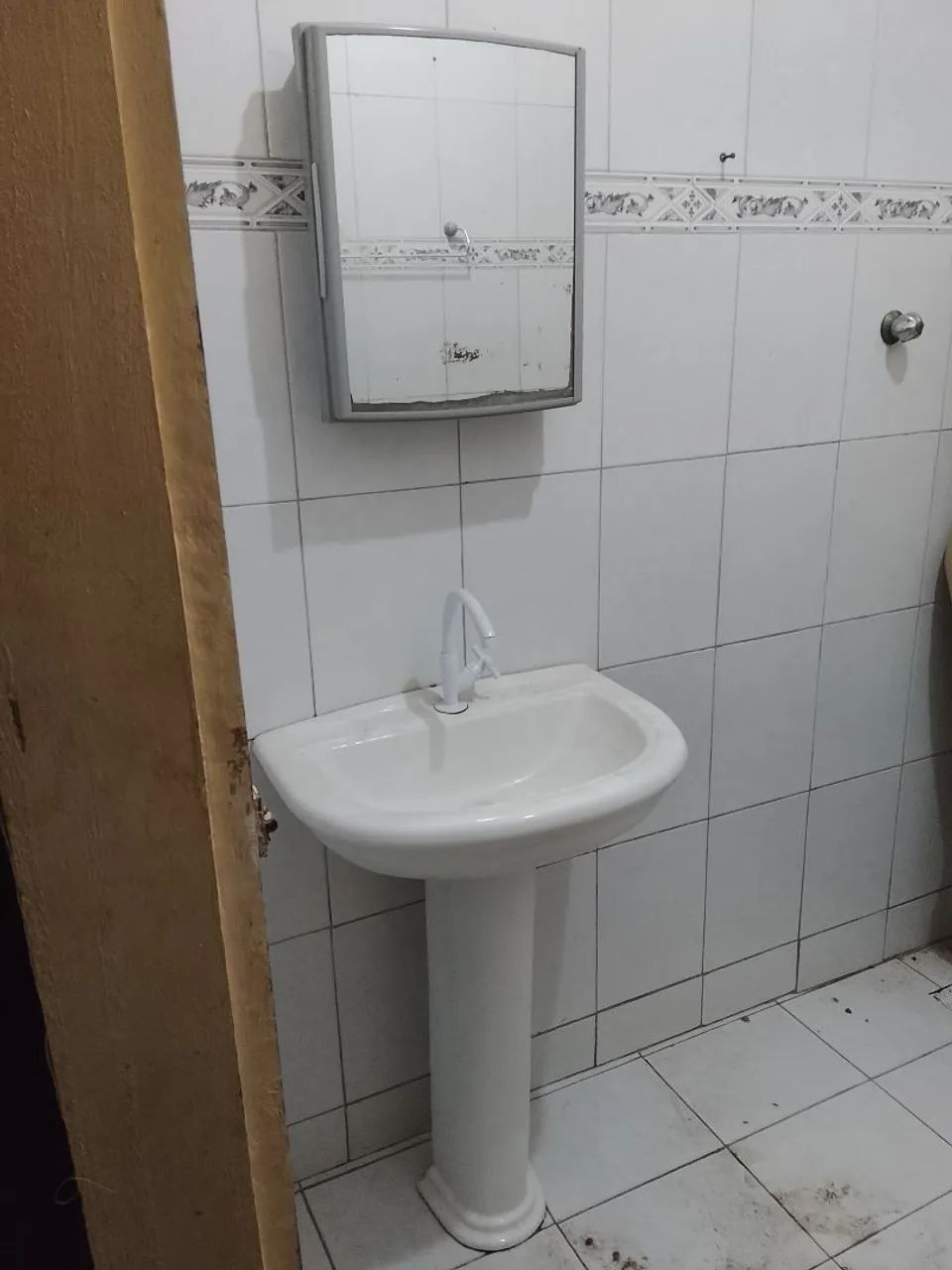 Vendo Pia de banheiro com Base e Espelho 65570243390083122