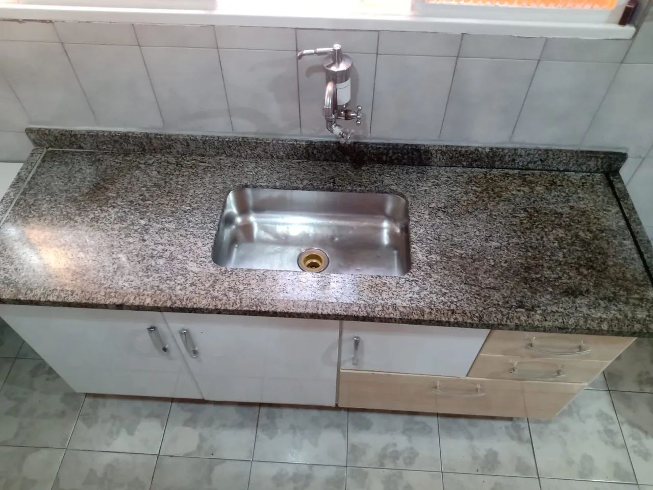 Gabinete de cozinha com granito 