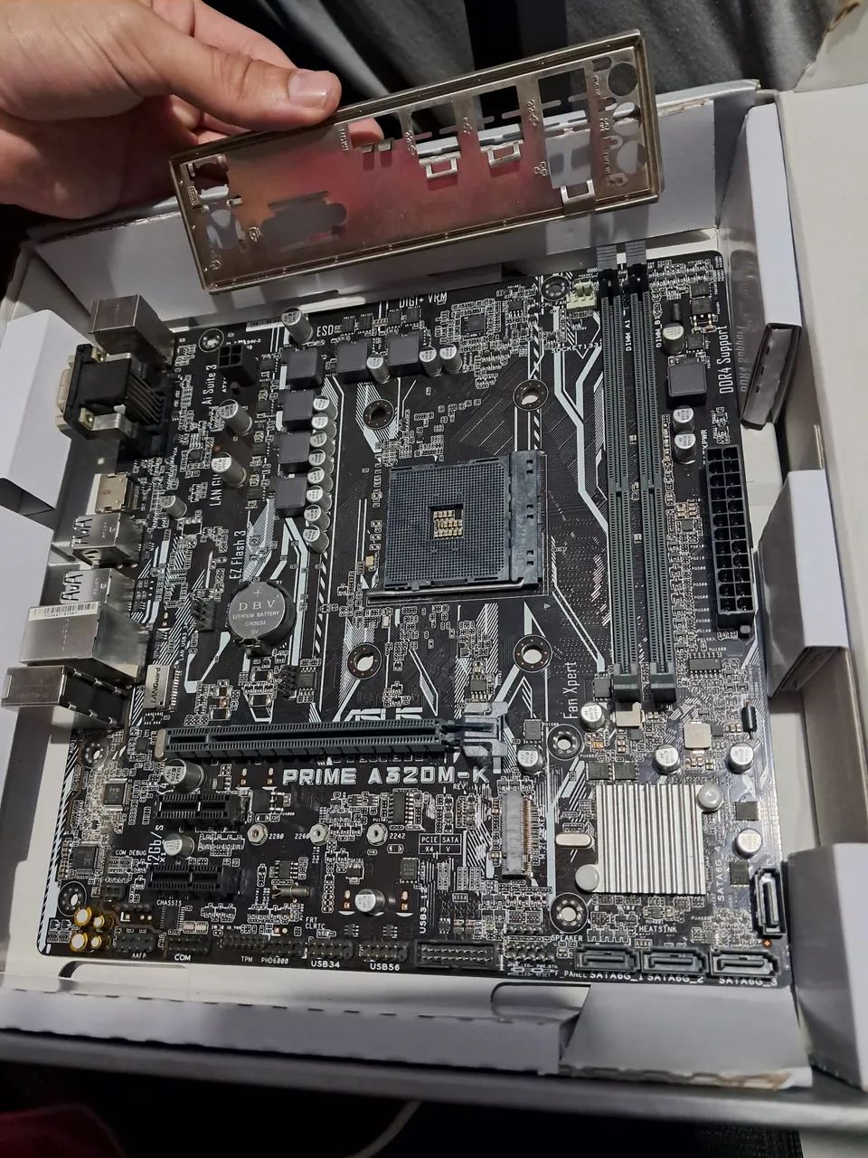 Placa-mãe ASUS Prime A320M-K AM4 - Completa com Espelho e Suportes - Foto 2