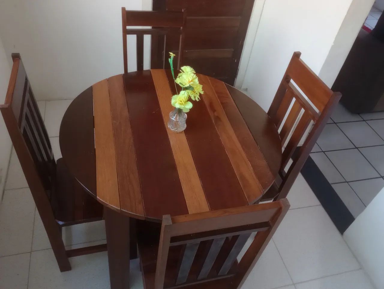 Mesa com 4 cadeiras 