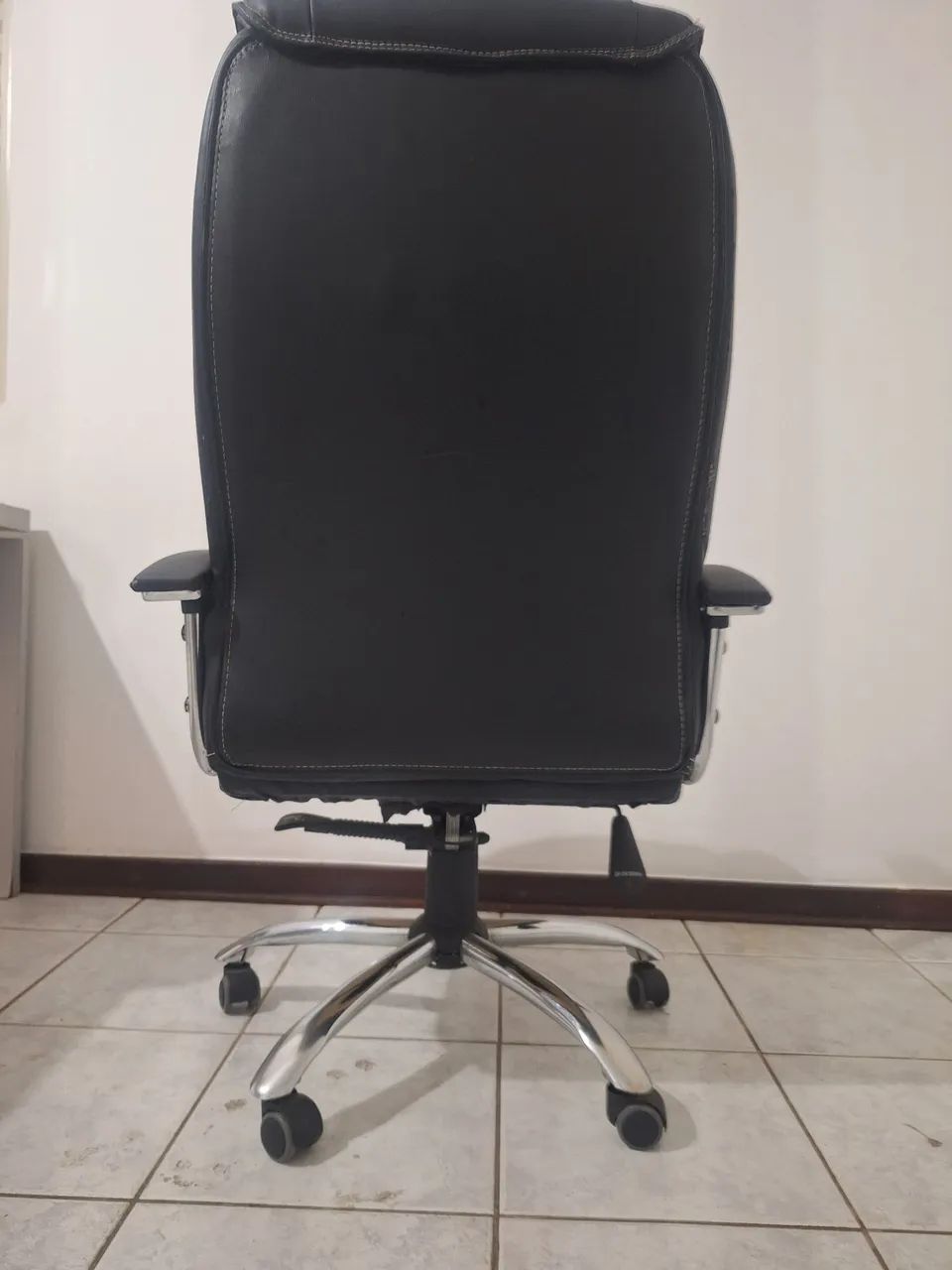 Cadeira Profissional em Couro Importado  - Foto 4