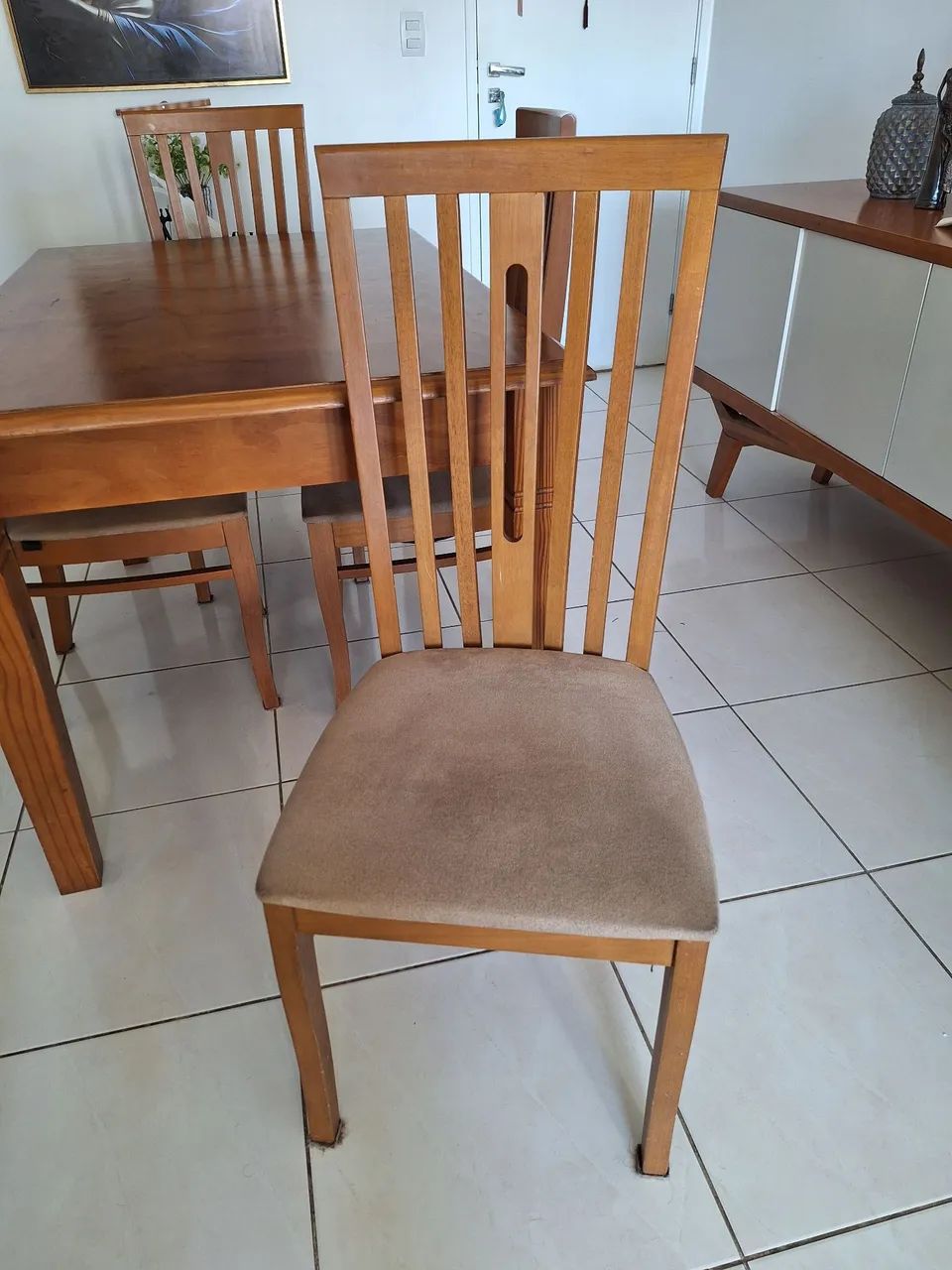 Mesa de madeira com 4 cadeiras. - Foto 3