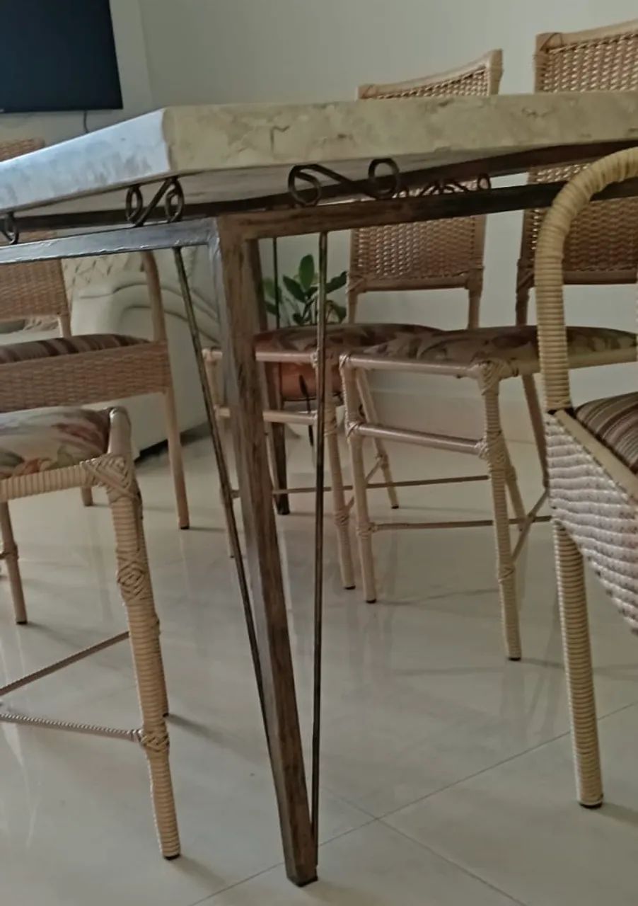 Mesa de jantar em mármore e ferro com 6 cadeiras - Foto 3