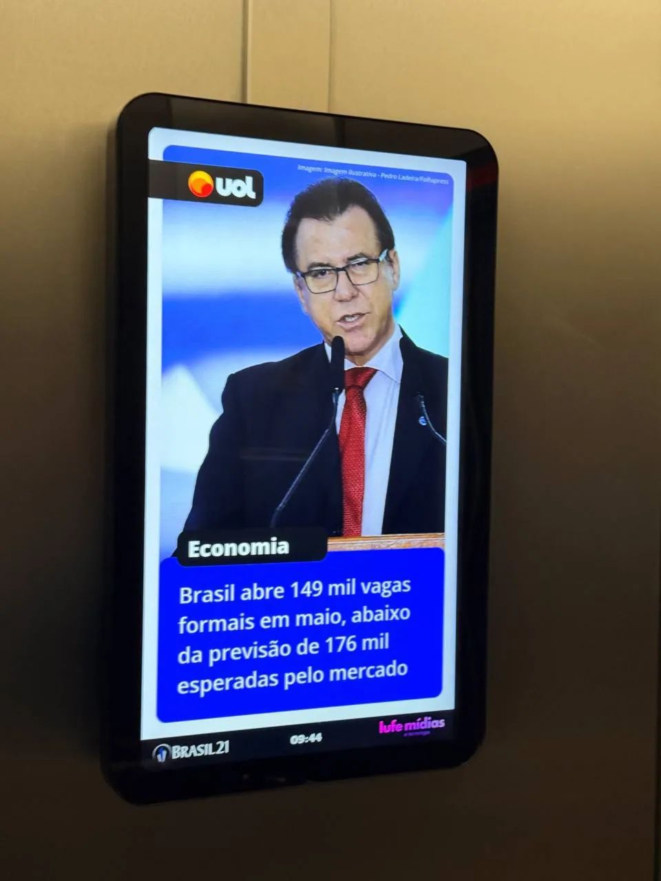 Monitor para Elevador - All In One - Mídia OOH