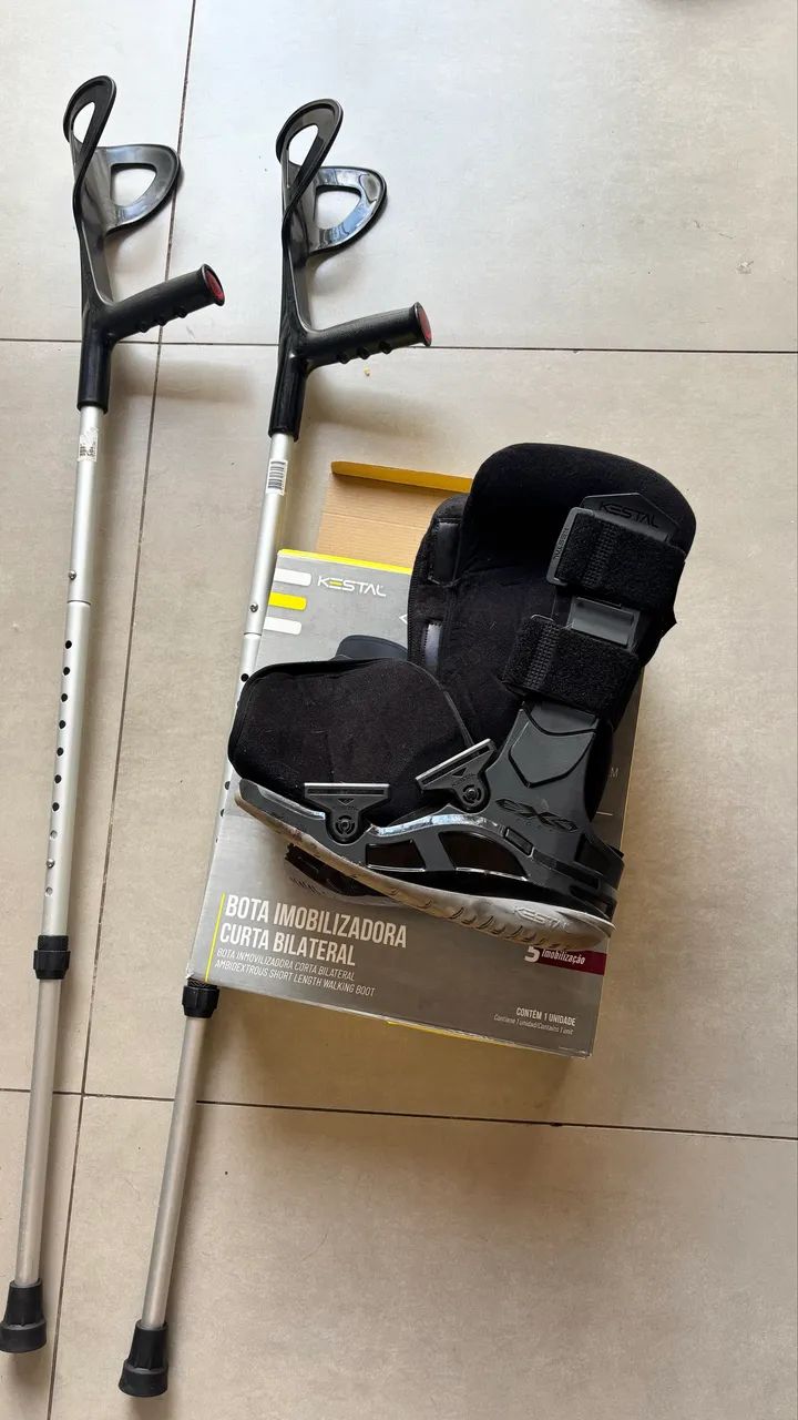 Bota ortopédica e muletas canadense 
