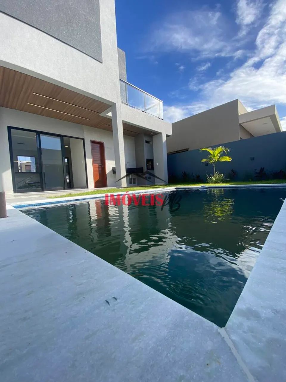 CASA COMPLETA EM CONDOMÍNIO FECHADO.