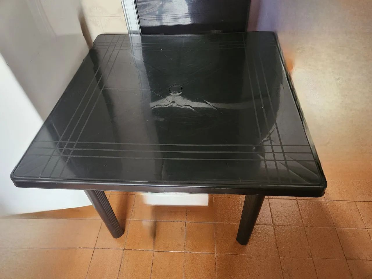 Mesa de Plástico Quadrada Preta - Perfeito Estado - Foto 2