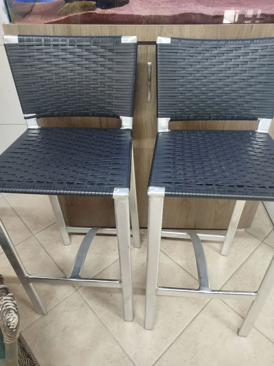 Duas banquetas de alumínio e fibra sintética impecáveis (doando poltrona)  