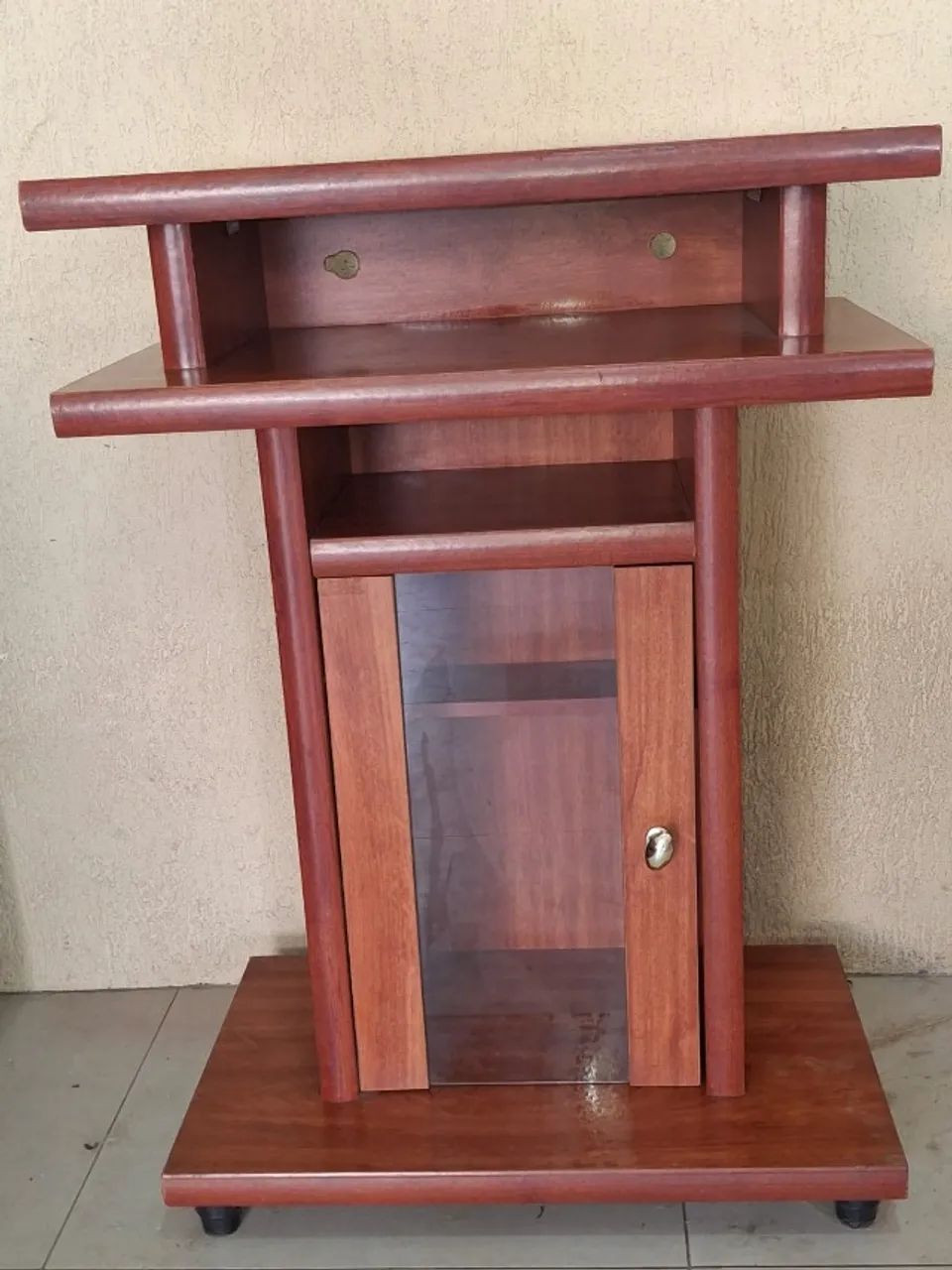 Rack Torre de Madeira com Prateleiras e porta de Vidro - Foto 3
