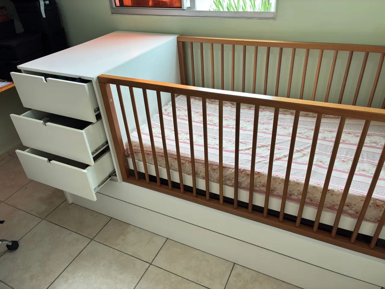 Berço encanto sleeper vira cama com cama auxiliar e cômoda. Todo em madeira e mdf - Foto 5