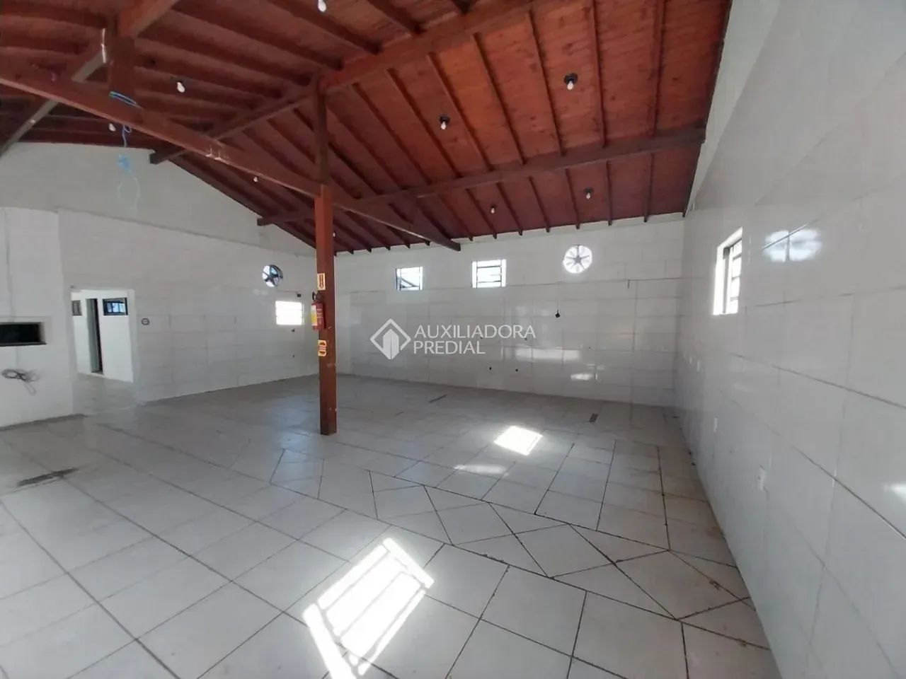 Loja  para aluguel possui 130 metros quadrados em Campeche - Florianópolis - SC - Foto 2