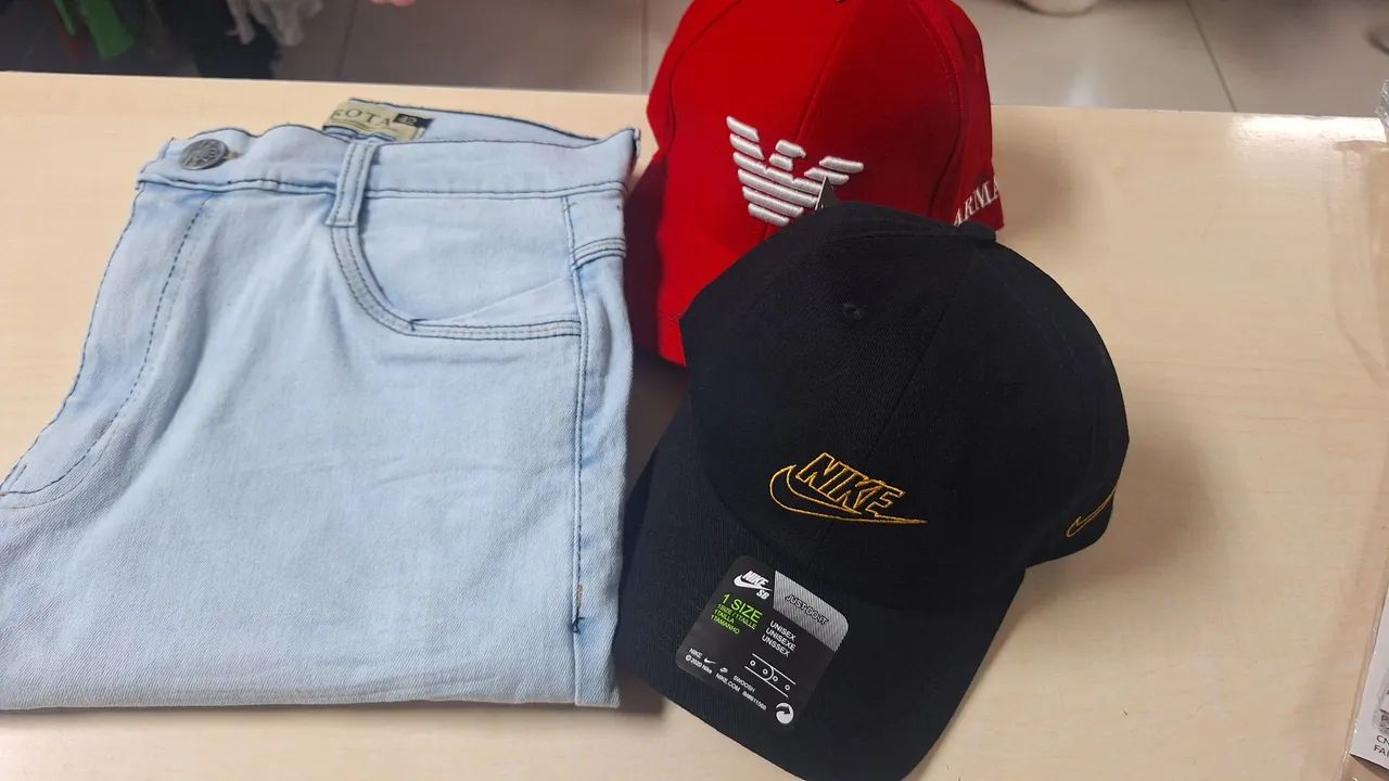 Boné, calça 