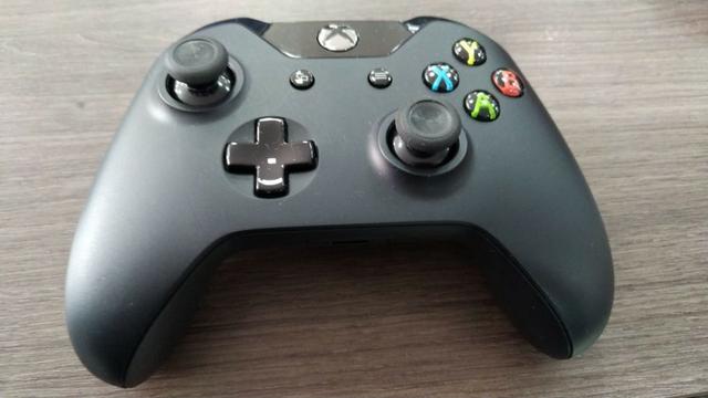 Vendo Controle do XboxOne com 3 meses de uso na cor preta. Em perfeito estado !!