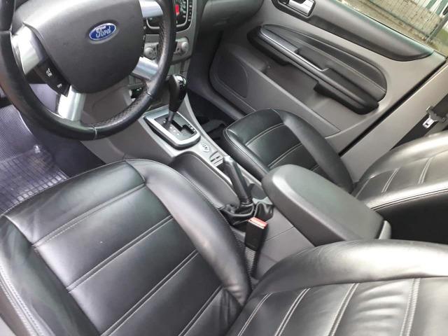 Focus Ghia Sedan 2.0 Aut com teto e couro