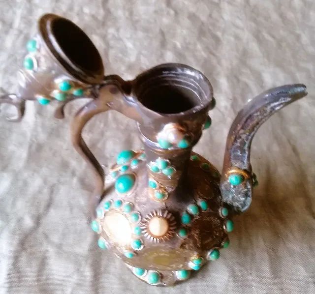 antiga ânfora confeccionada em bronze turco maciço decoradas com pedrarias tipicas  - Foto 4
