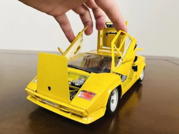 Miniatura Lamborghini Countach 1988 Bburago 1/18 - Foto 4