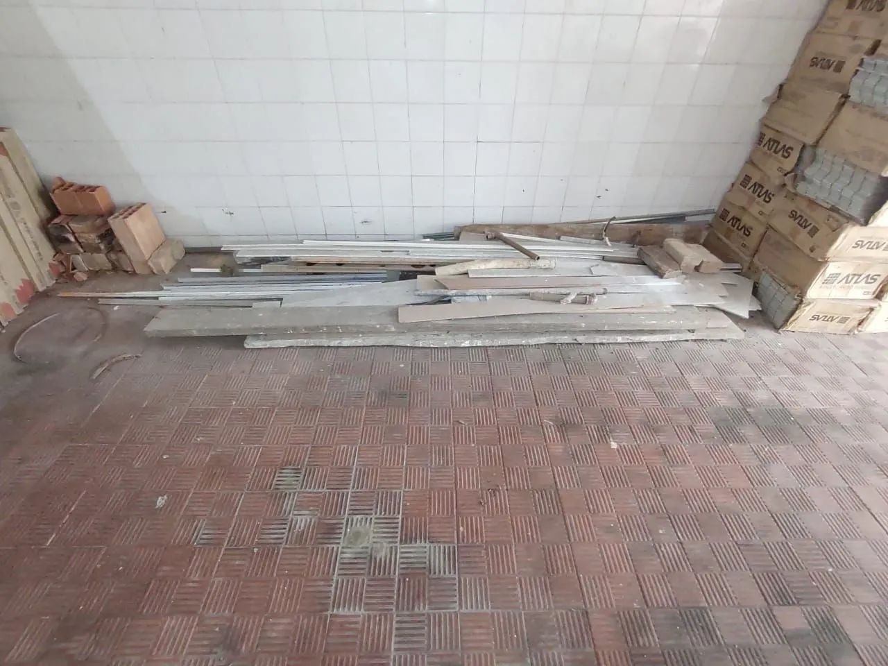 Rodapé em madeira branca, com 4m comprimento x 0,05m alt., tenho 15u, bom estado. - Foto 2