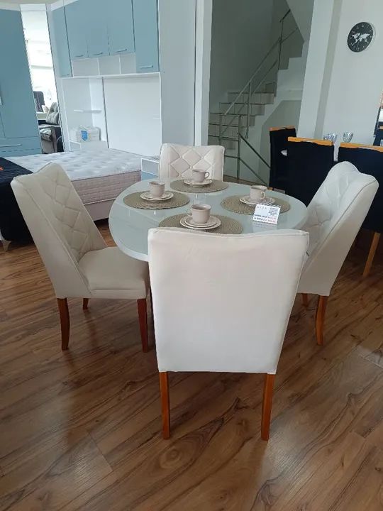 Mesa de jantar Orgânica 1,35m: 4 poltronas alto padrão em veludo e madeira maciça 
