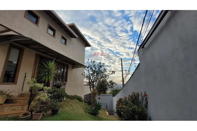 Casa de 3 pavimentos, na região mais nobre do bairro Estoril, BH, lote de 600m², área cons