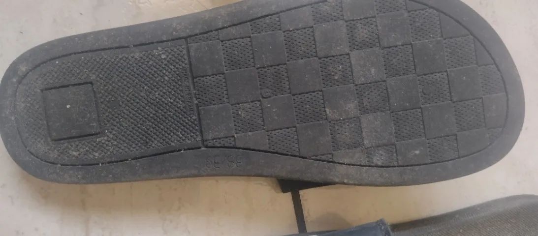 Bota de marca Drone estilosa e chinelo Adidas  - Foto 5