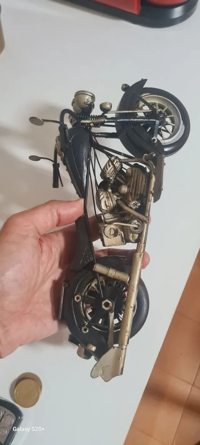 Motocicleta de metal e resina - Foto 5