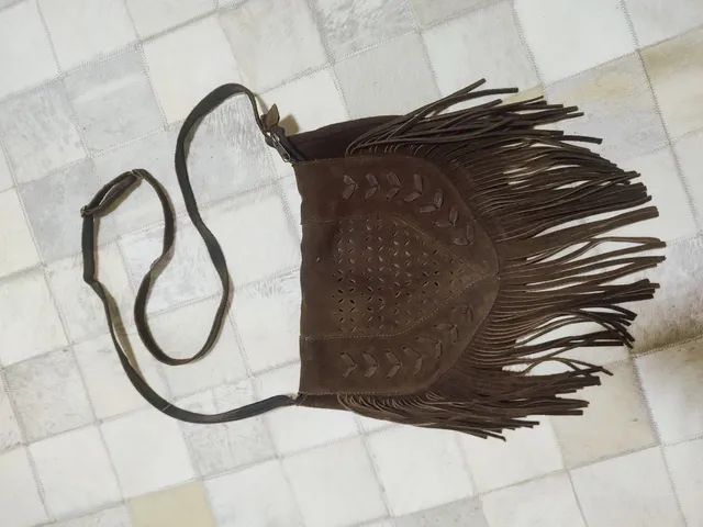 Bolsa de couro tira colo com franjas 