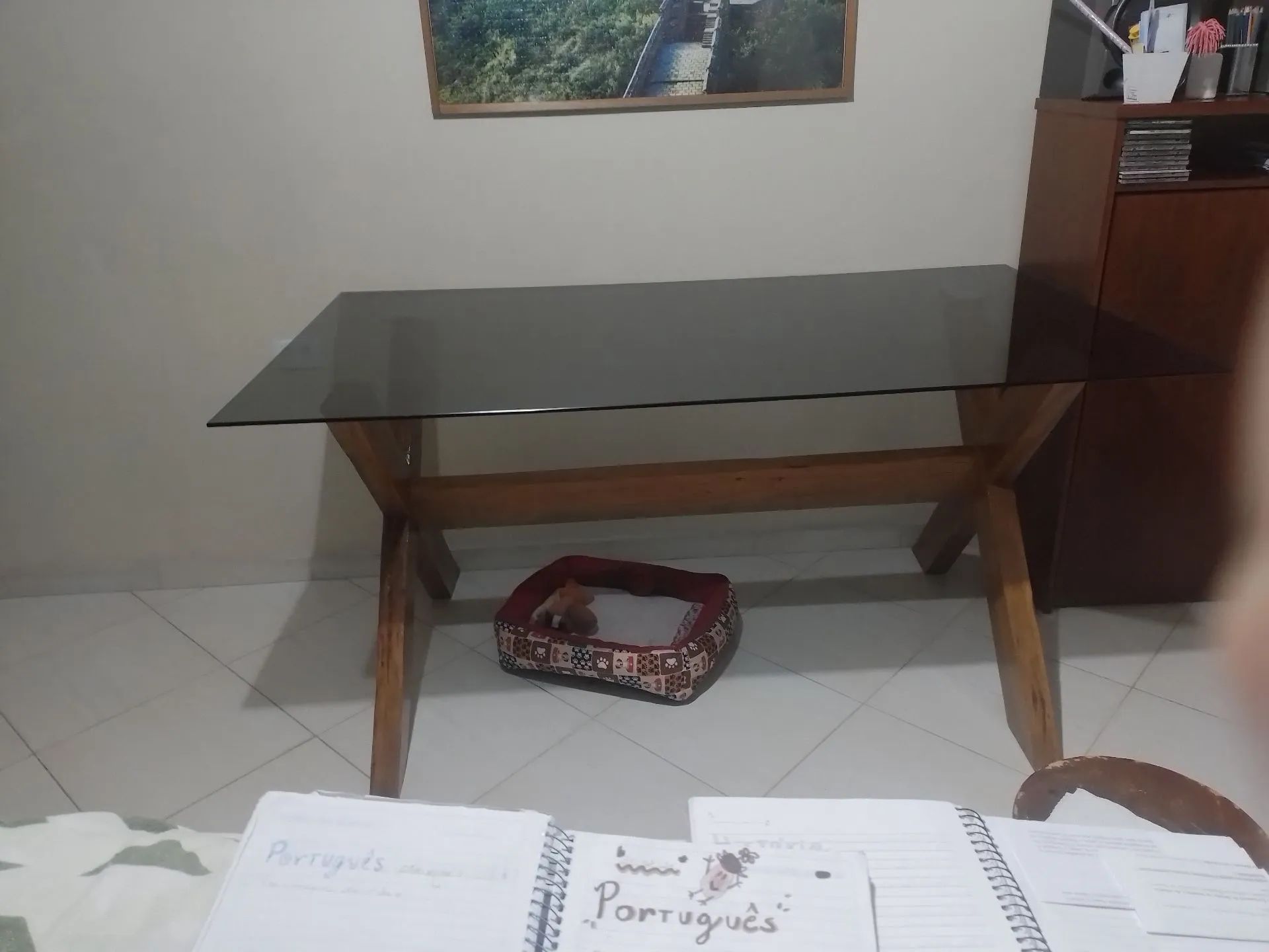 MESA DE VIDRO COM PERNAS DE MADEIRA