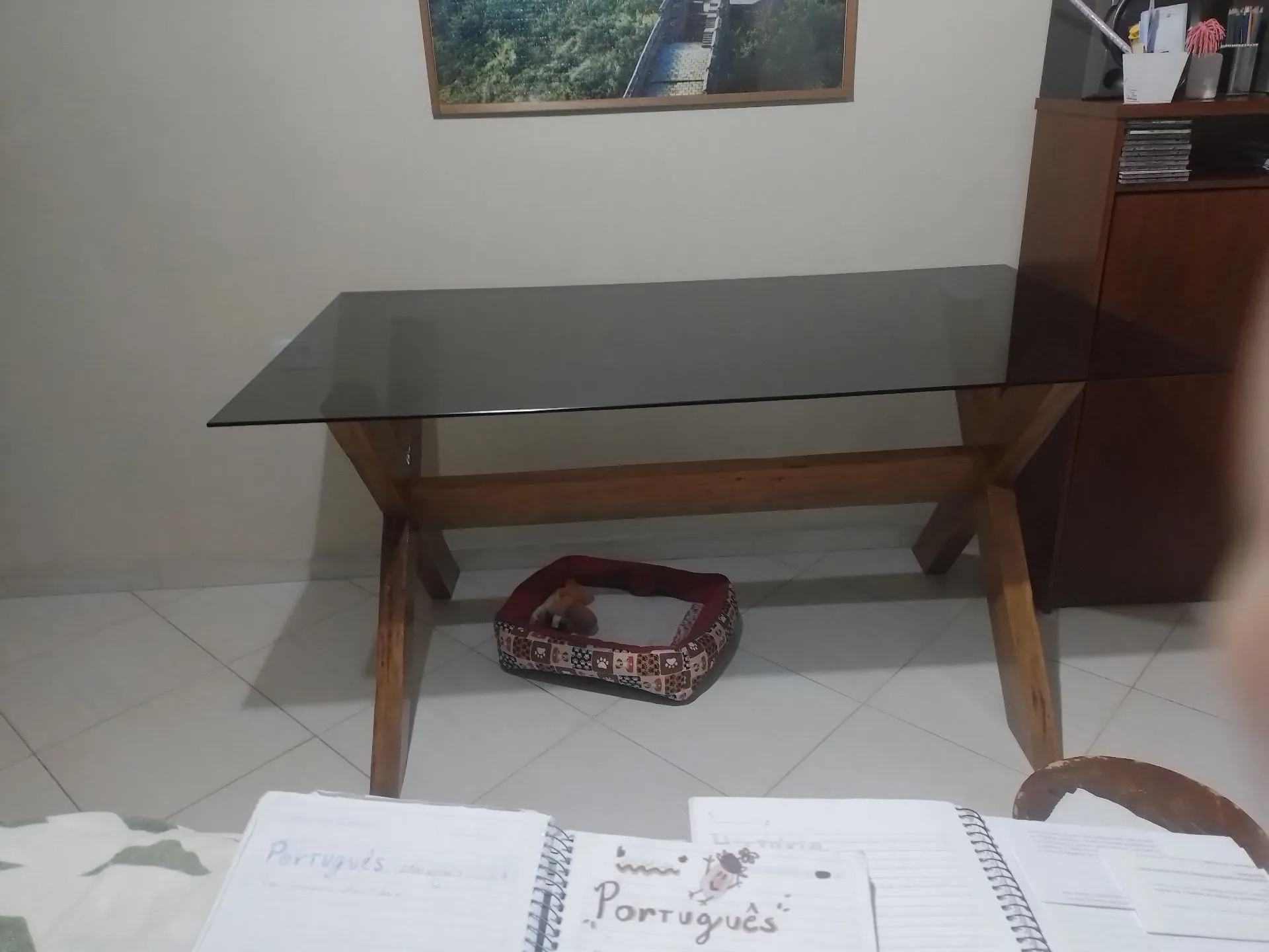 MESA DE VIDRO COM PERNAS DE MADEIRA