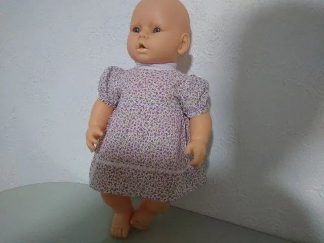 Boneca injeção que chora tem uns 40cm