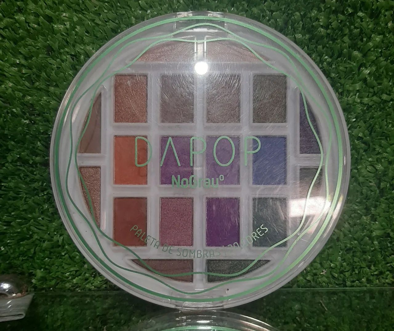 mostra uma paleta de sombras da marca Dapop