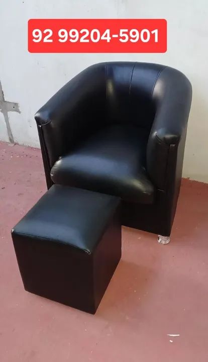 Poltrona no corino com puff 