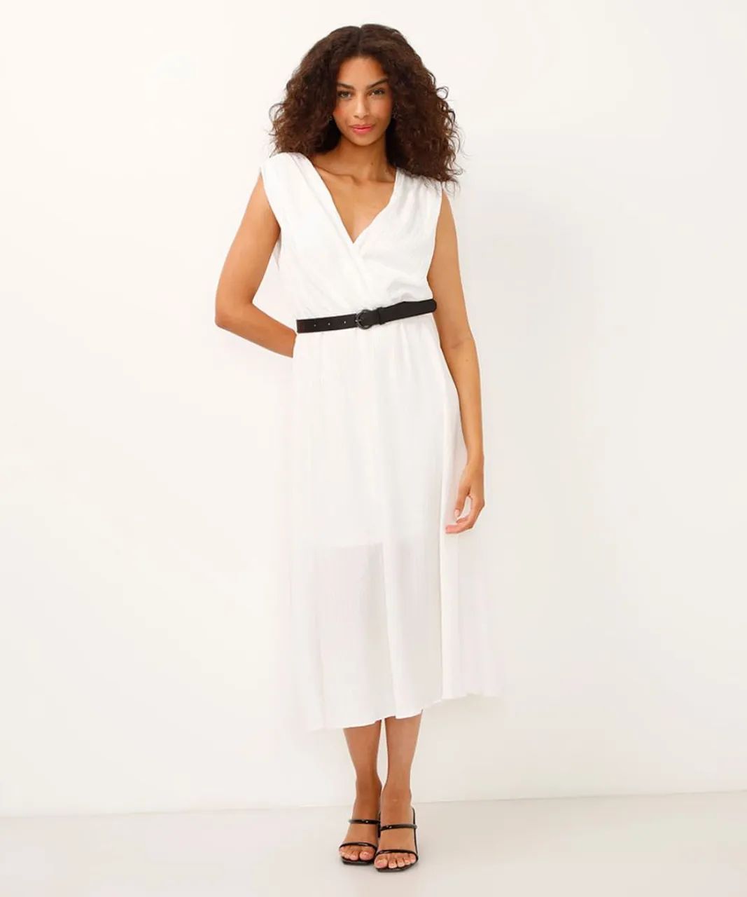 Vestido midi off white decote V texturizado com cinto 