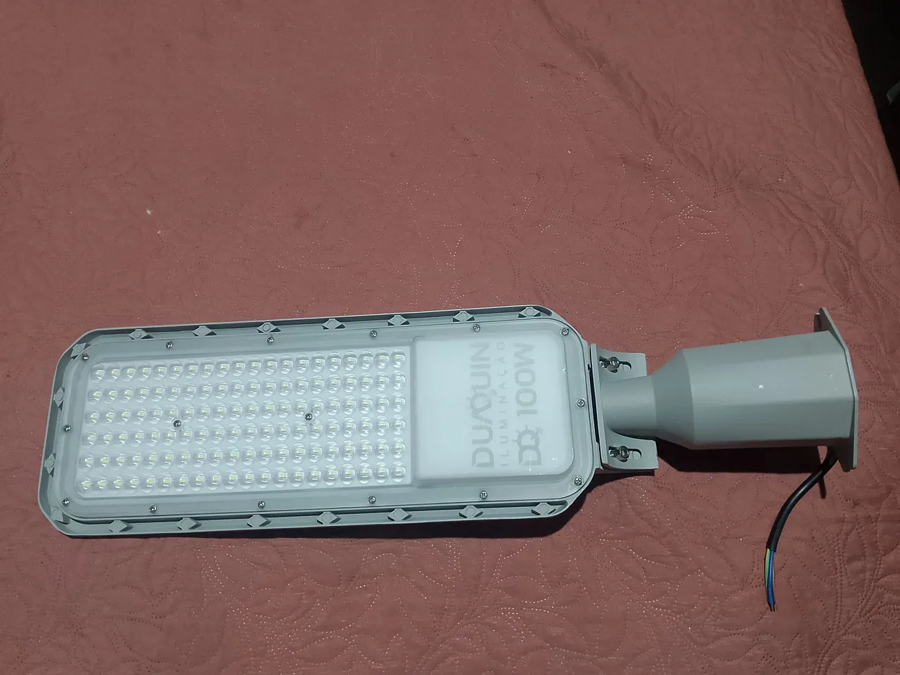 Luminária LED 100W para área externa