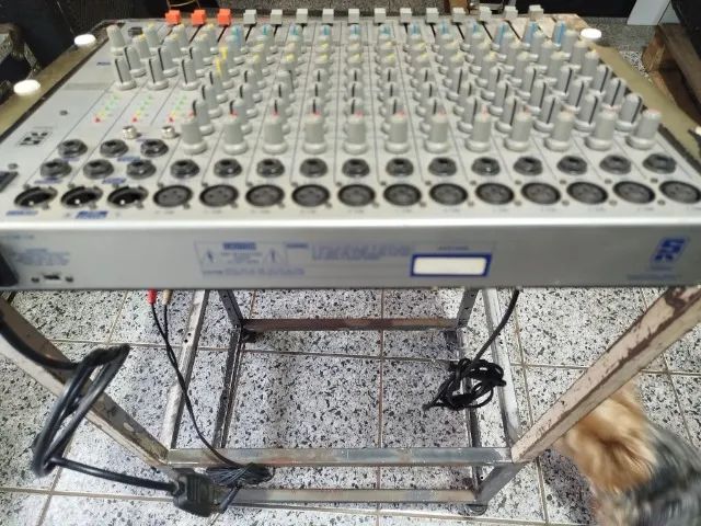 Staner BUX-12, mesa de som analógica com 12 canais. 
