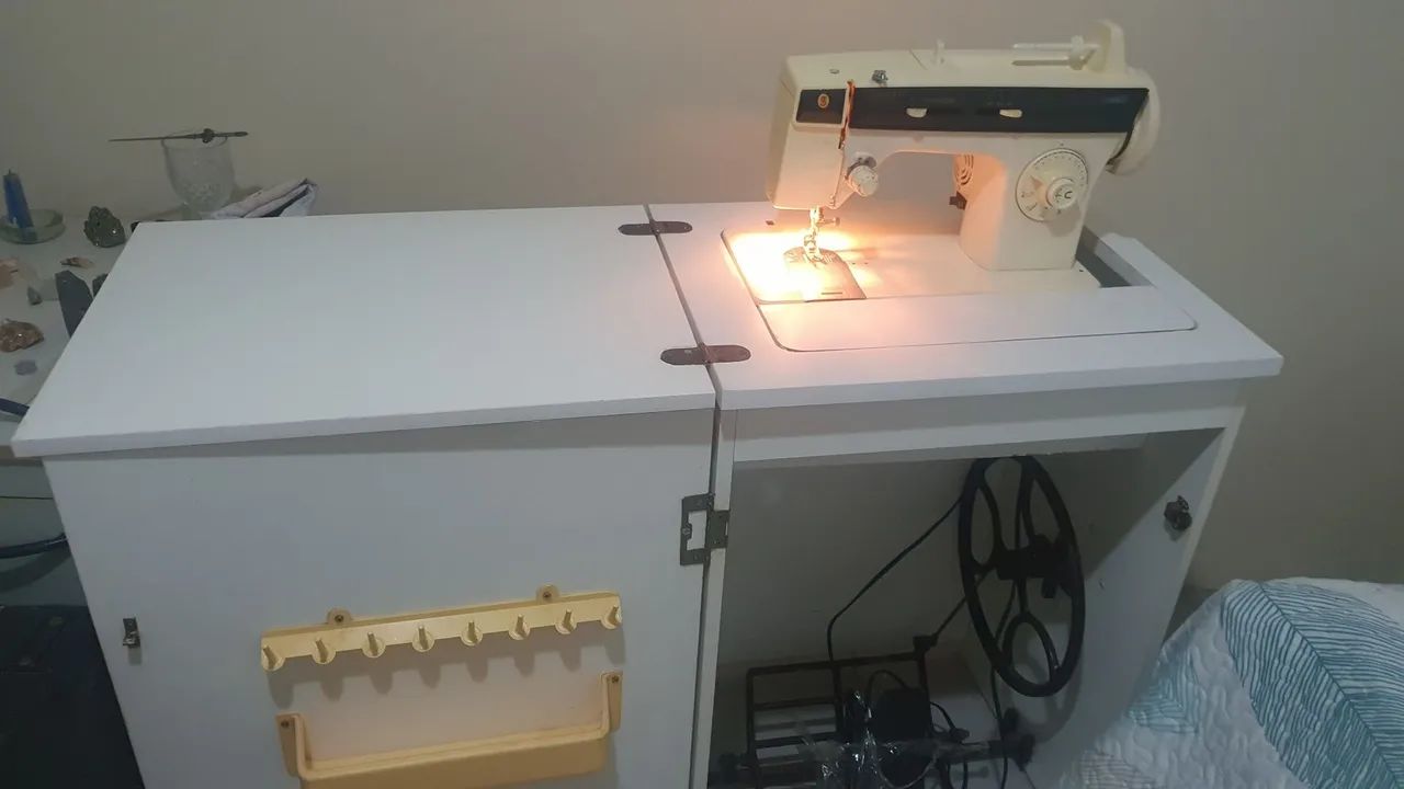 Máquina de Costura Singer com gabinete - Foto 3
