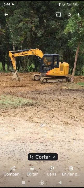 Máquina escavadeira