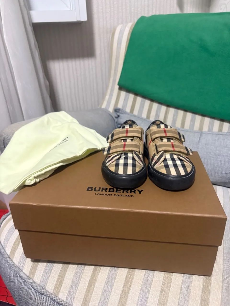 Tênis Burberry infantil original tamanho 25 - Foto 5