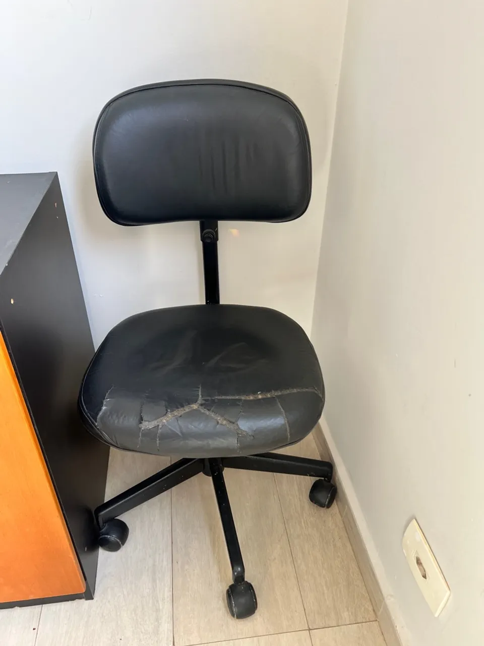 Cadeira de Escritório Giratória - Conforto e Praticidade