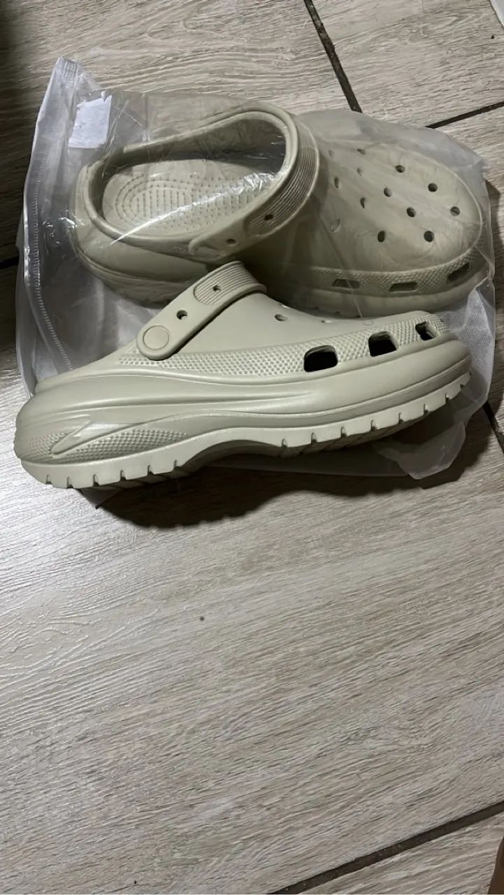 Sandálias Crocs Bege - Foto 2