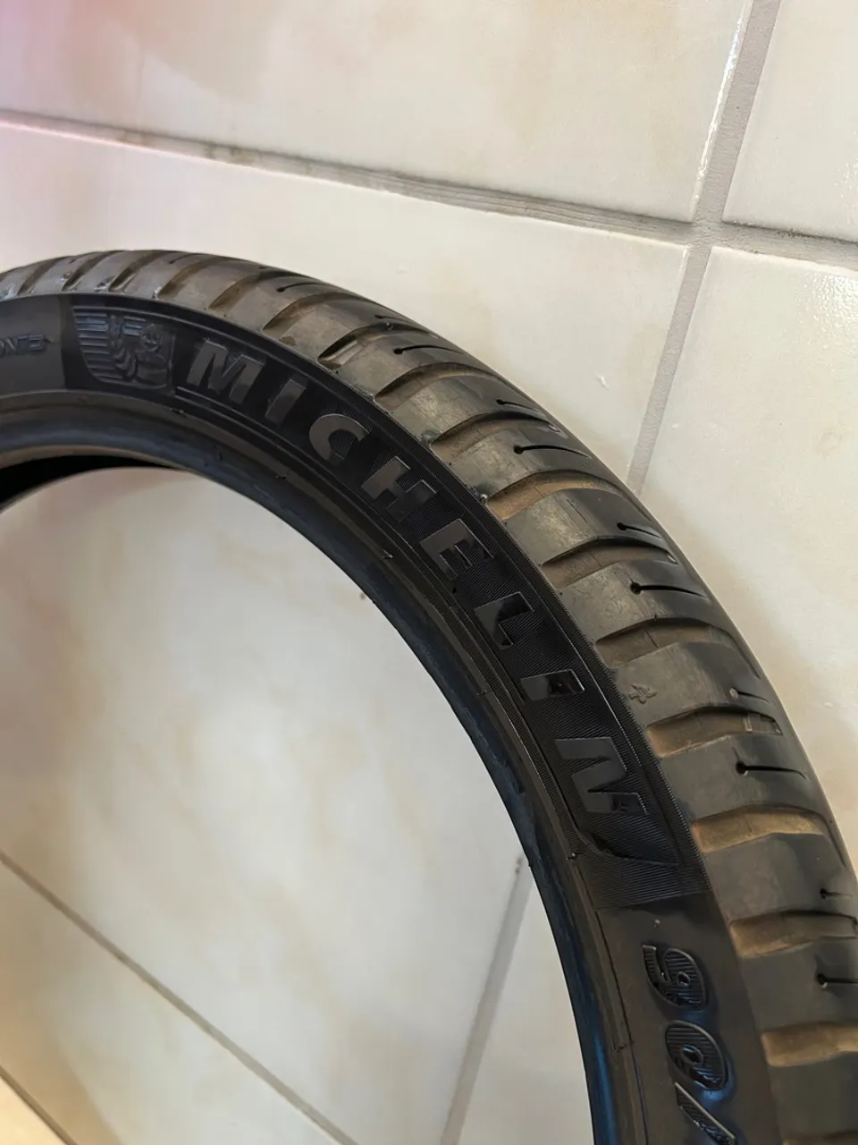 Pneu Michelin City Extra 90/90 no estado da foto