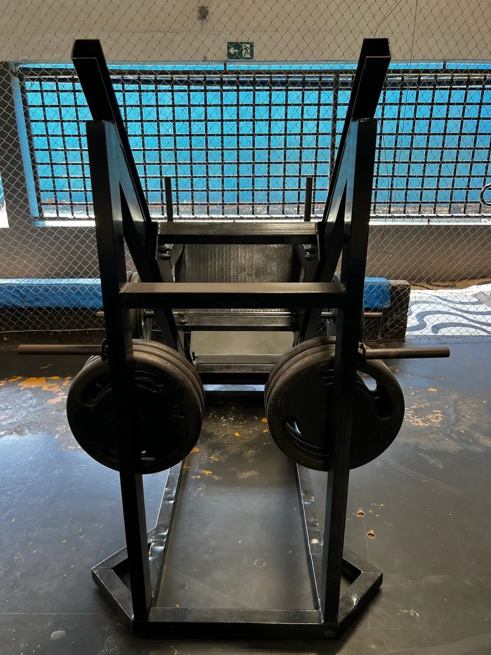 Leg Press + 250kg de peso 25kg cada anilha 