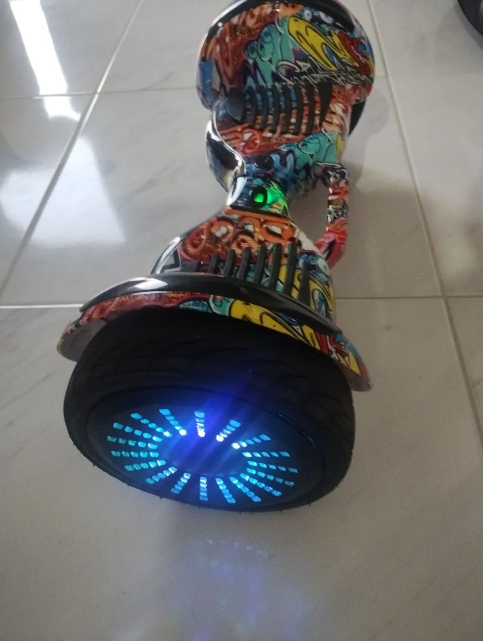 Hoverboard com design vibrante e luzes LED