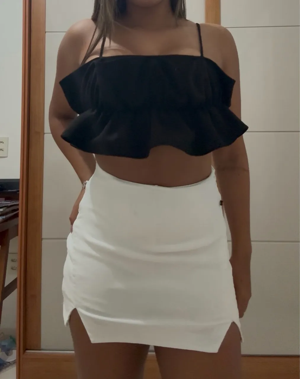 Conjunto Cropped e Saia Branca