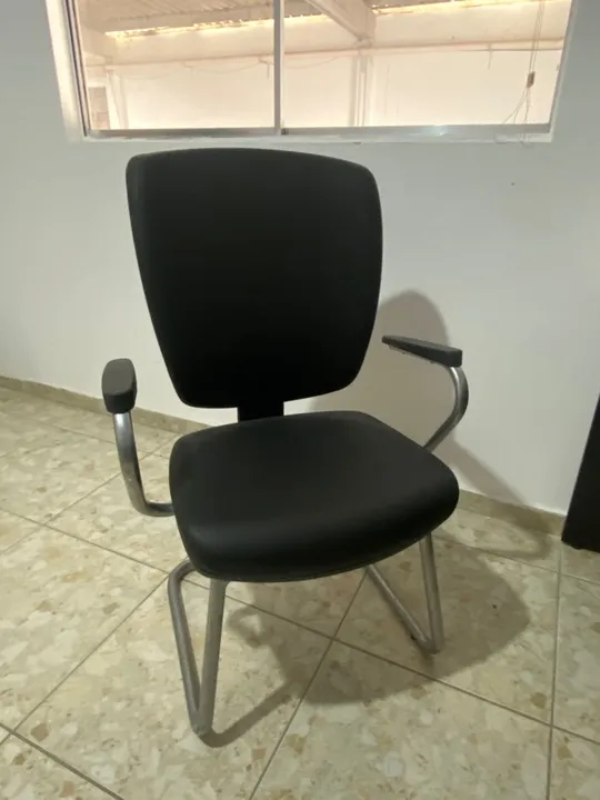 Cadeira de Escritório com Base em Aço