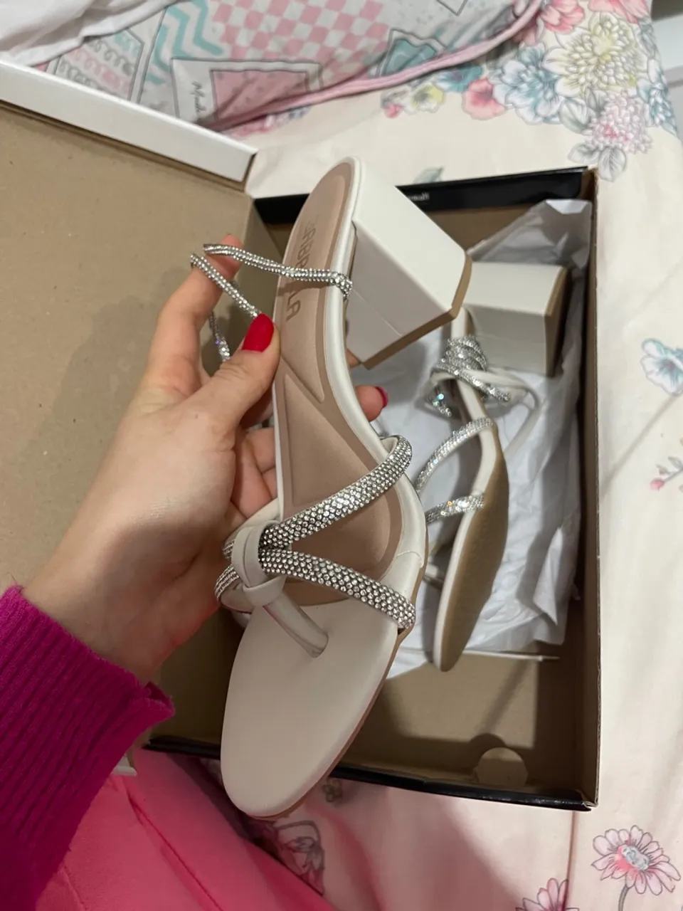Sandália Feminina Branca com Strass - Elegância nos seus pés!