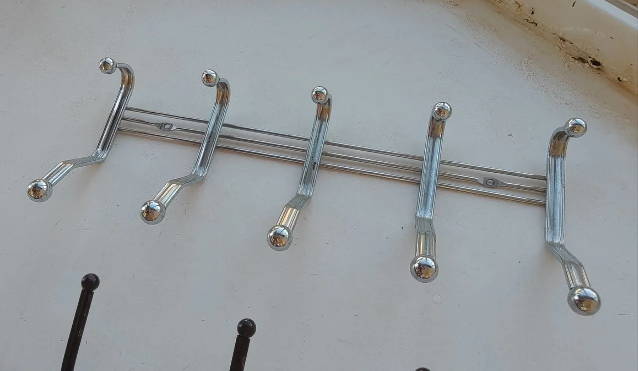 Cabide de Parede em Metal Cromado