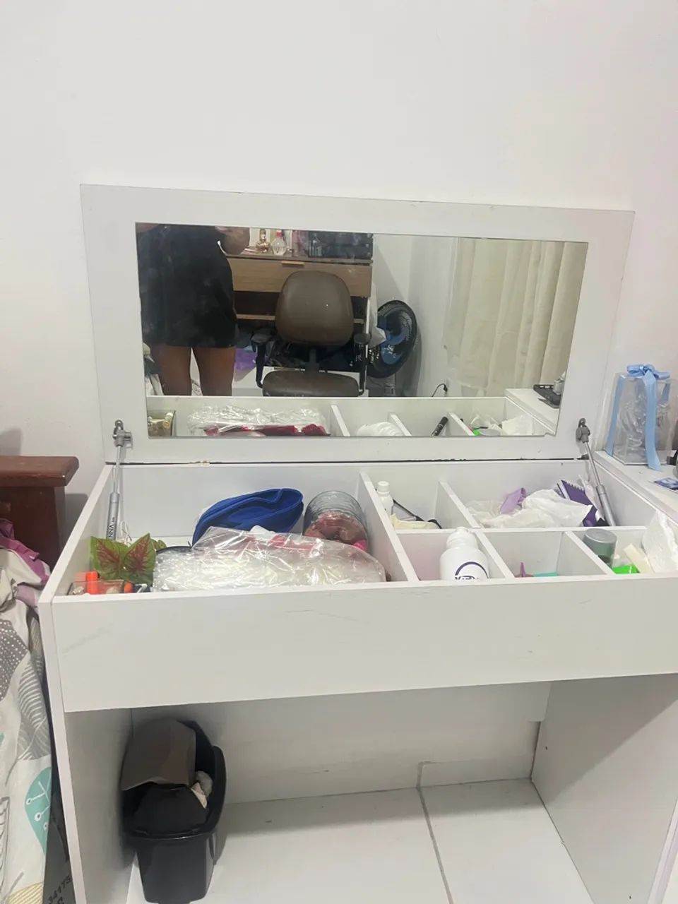 Escrivaninha e penteadeira branca com gavetas e divisórias - Foto 3