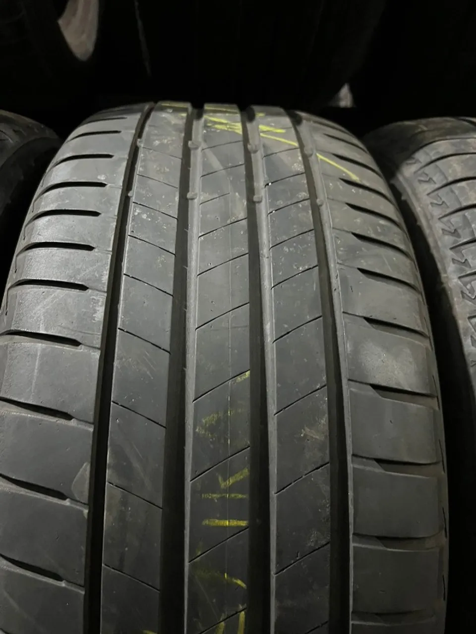 Pneu 225/50/17 Bridgestone 85 % vida útil