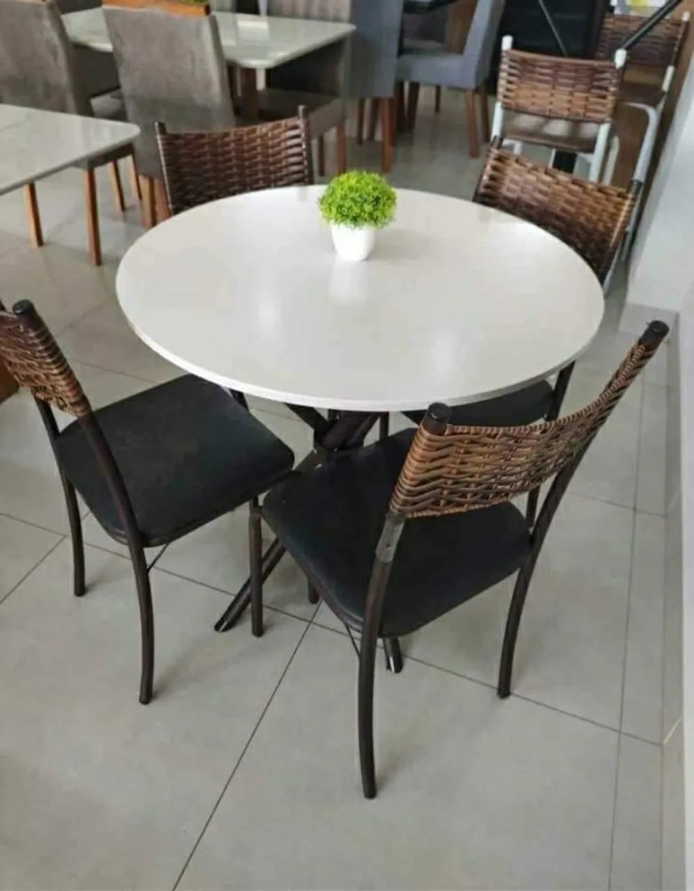 Mesa de Jantar Redonda 4 Cadeiras só R$599 com entrega rápida 